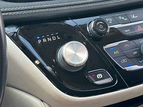 Used 2022 Chrysler Pacifica Limited image 19