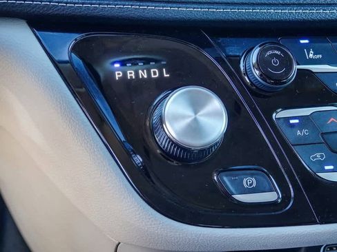 Certified 2024 Chrysler Pacifica Select image 18