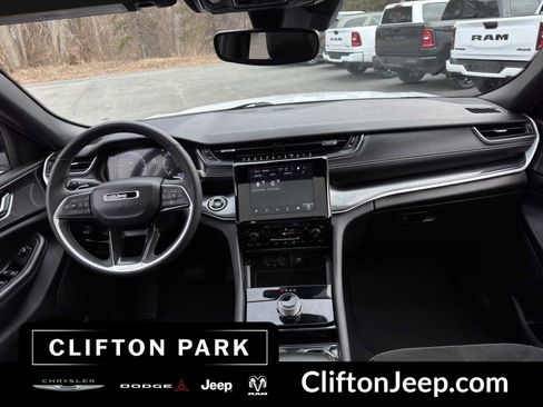 Used 2023 Jeep Grand Cherokee Altitude image 19