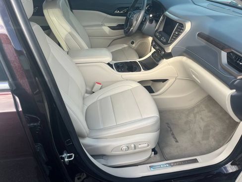Used 2021 GMC Acadia Denali w/ Denali Technology Package FWD image 5