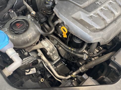 Used 2019 Volkswagen Tiguan SE image 36