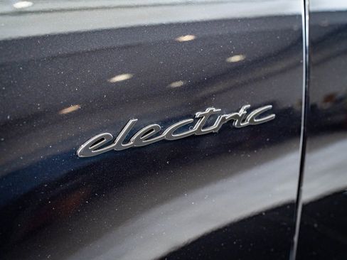 Certified 2024 Porsche Macan 4 Electric image 17