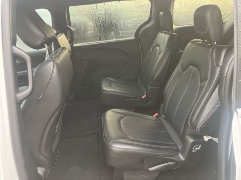 Used 2025 Chrysler Pacifica Select FWD image 16