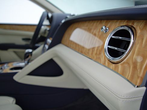 Certified 2023 Bentley Bentayga AWD/4WD image 25