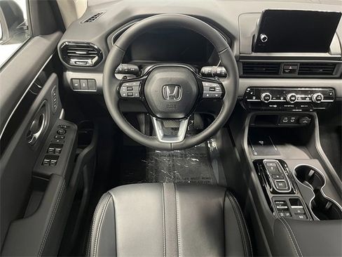 New 2025 Honda Pilot Touring image 18