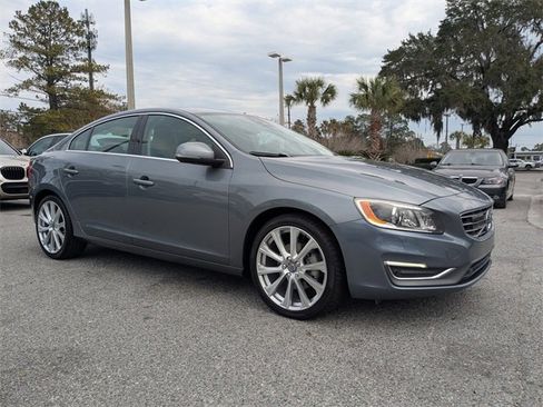 Used 2017 Volvo S60 T5 Inscription Platinum image 2