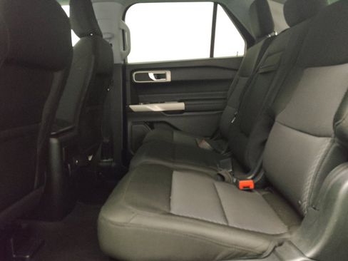 Used 2022 Ford Explorer XLT image 18