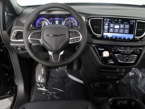 New 2026 Chrysler Pacifica Select image 10