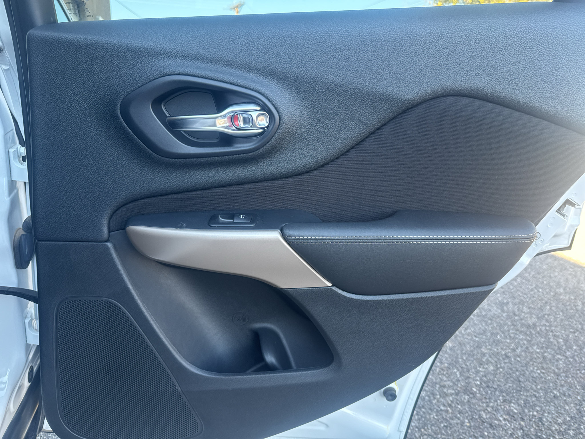 Used 2018 Jeep Cherokee Latitude w/ Safety Group AWD/4WD image 33