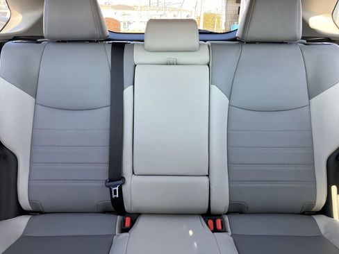 Used 2022 Toyota RAV4 XLE Premium image 31