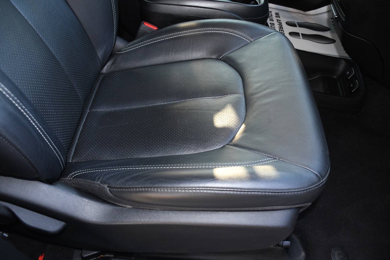 Used 2020 Chrysler Pacifica Touring-L w/ S Appearance Package FWD image 27