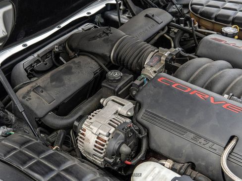 Used 2004 Chevrolet Corvette Coupe w/ Roof Package RWD image 14