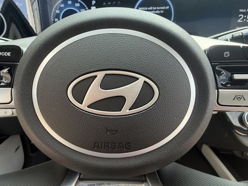 Certified 2025 Hyundai Elantra Limited FWD image 31