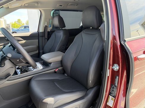 Used 2026 Kia Carnival EX FWD image 19