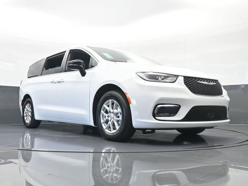 Used 2025 Chrysler Pacifica Select FWD image 58