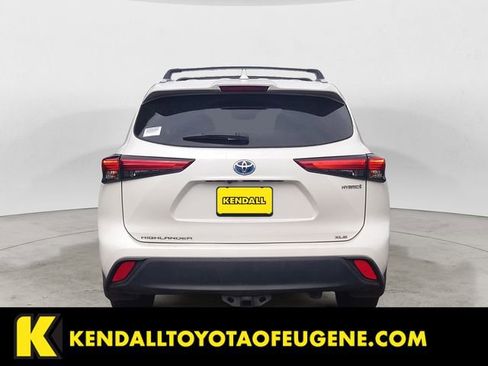 Used 2021 Toyota Highlander XLE image 4