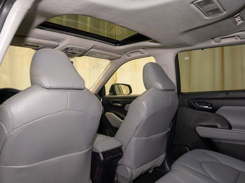 Certified 2023 Toyota Highlander XLE image 9