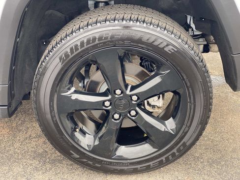 Certified 2025 Jeep Grand Cherokee Altitude image 15