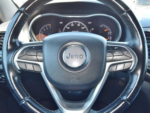 Used 2020 Jeep Grand Cherokee Laredo AWD/4WD image 19