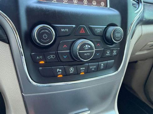 Used 2020 Jeep Grand Cherokee Laredo image 32