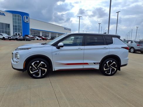 Used 2024 Mitsubishi Outlander SE image 3