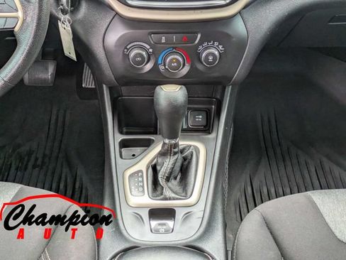 Used 2018 Jeep Cherokee Latitude FWD image 22