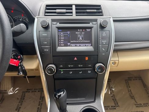 Used 2015 Toyota Camry LE image 17