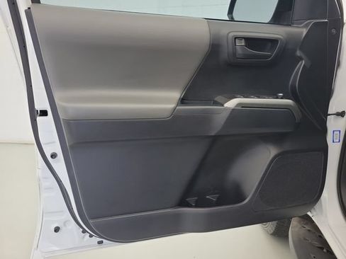 Used 2018 Toyota Tacoma SR5 RWD image 19