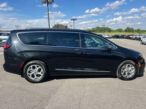 Used 2023 Chrysler Pacifica Limited w/ Uconnect Theater Family Group FWD image 8