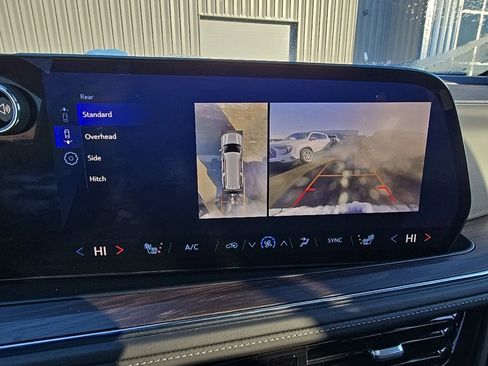 Used 2025 Chevrolet Suburban Z71 image 28