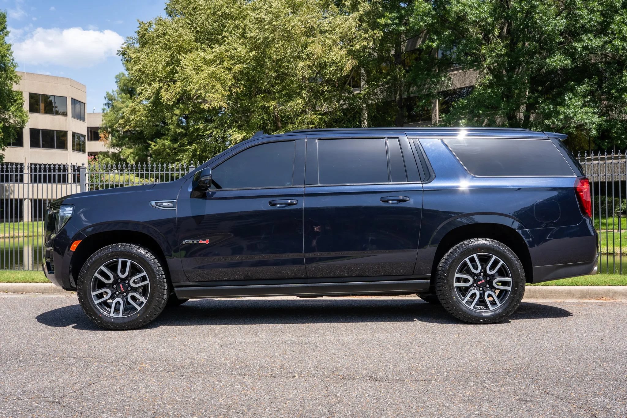 Used 2023 GMC Yukon XL AT4 w/ AT4 Premium Package AWD/4WD image 9