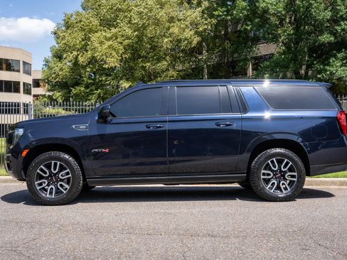 Used 2023 GMC Yukon XL AT4 w/ AT4 Premium Package AWD/4WD image 9