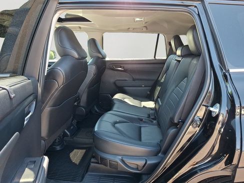 Used 2024 Toyota Highlander XLE AWD/4WD image 8