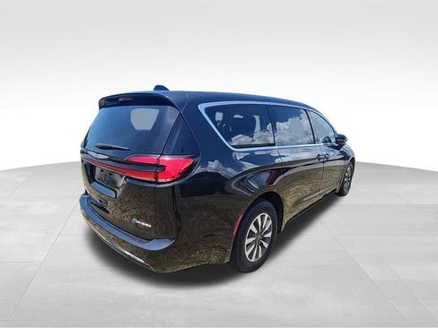 Certified 2024 Chrysler Pacifica Limited FWD image 32