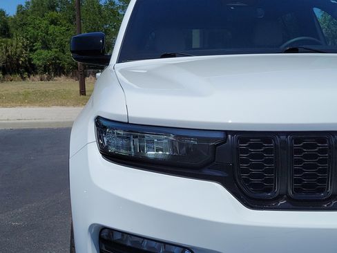 Used 2023 Jeep Grand Cherokee Limited w/ Black Appearance Package image 7