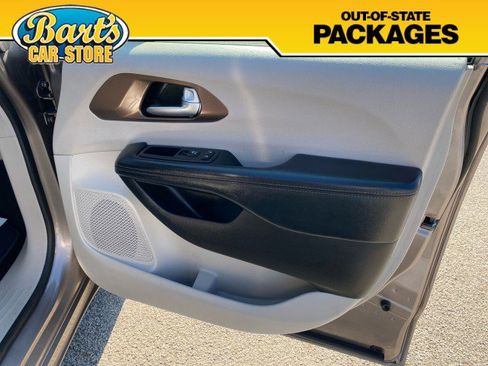 Used 2017 Chrysler Pacifica Touring-L image 14