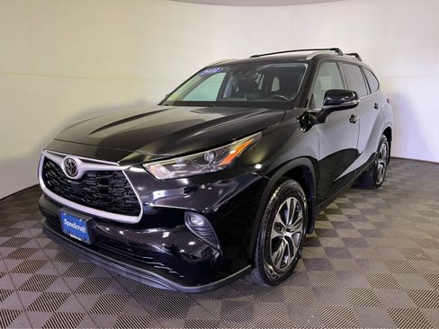 Used 2022 Toyota Highlander XLE AWD/4WD image 3
