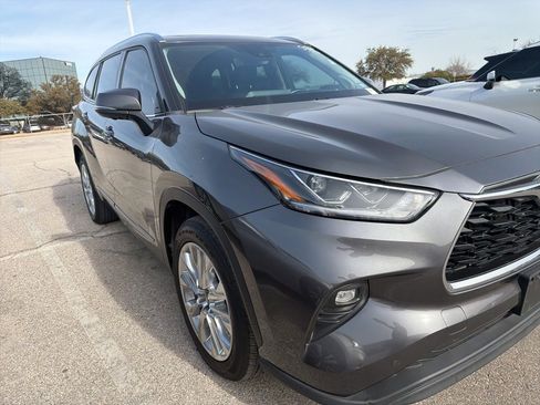 Used 2023 Toyota Highlander Limited image 3