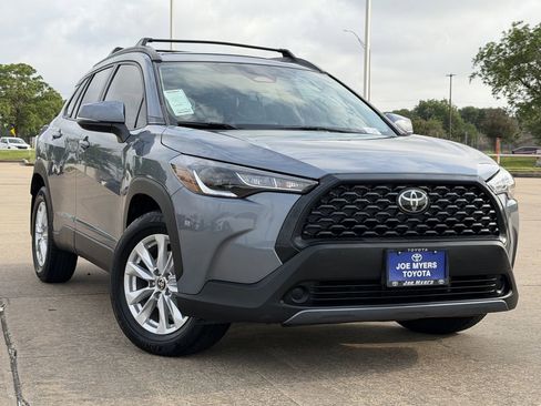 Used 2023 Toyota Corolla Cross LE w/ Moonroof Package FWD image 2