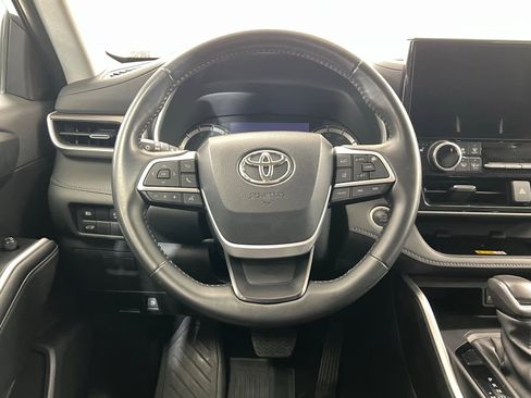 Used 2024 Toyota Highlander XLE image 14