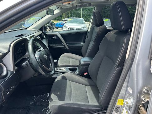 Used 2018 Toyota RAV4 XLE FWD image 11