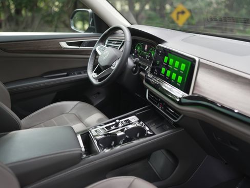 Used 2025 Volkswagen Atlas SEL image 16