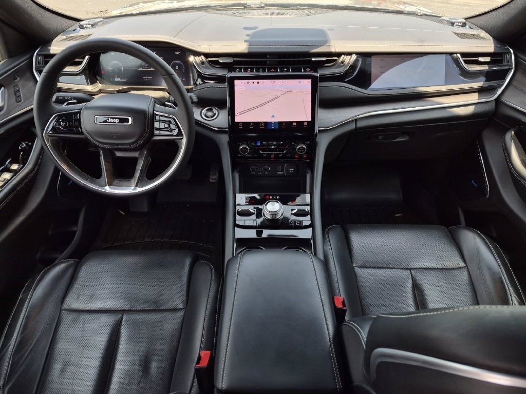 Used 2023 Jeep Grand Cherokee Overland w/ Luxury Tech Group IV AWD/4WD image 41