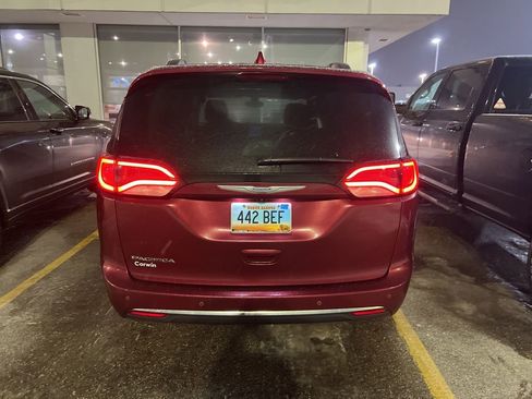 Used 2018 Chrysler Pacifica Touring-L Plus w/ Tire & Wheel Group image 3