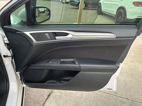 Used 2018 Ford Fusion SE w/ Fusion SE Technology Package FWD image 16
