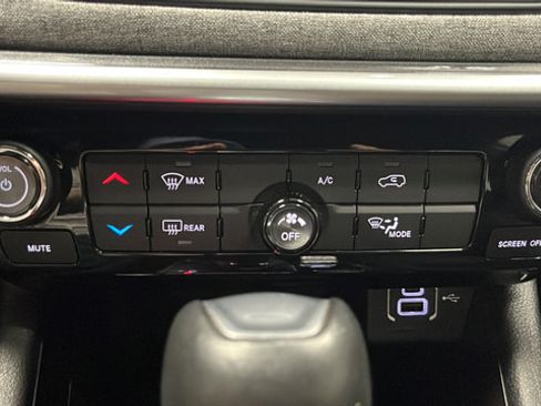 Used 2024 Jeep Compass Latitude AWD/4WD image 16