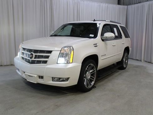 Used 2013 Cadillac Escalade Premium image 34