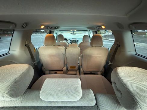 Used 2014 Toyota Sienna LE image 22