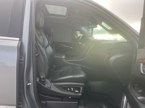 Used 2019 Cadillac Escalade ESV Luxury AWD/4WD image 31