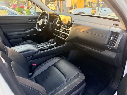 Used 2022 Nissan Pathfinder SL w/ Lighting Package (N92) FWD image 23